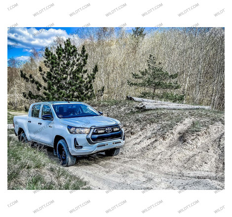 Barra LED Lazer Triple-R P/ Grelha Radiador Toyota Hilux 2020-2026 - WildTT