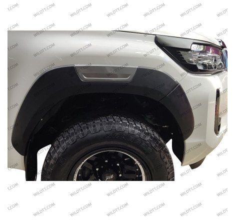 Aletines Invincible Style Toyota Hilux DC 2020+ - WildTT